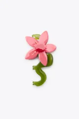 Pinza para el pelo en forma de flor rosa con tallo y hoja verde.