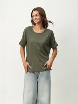 Remera verde oliva de tejido waffle con cuello redondo y mangas cortas.