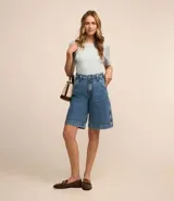 Blusa de punto azul con escote bote y mangas cortas.