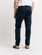 Pantalón cargo verde con bolsillos laterales, corte slim fit y tobillos elastizados.