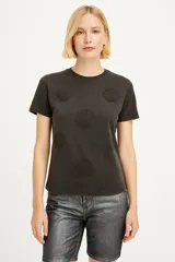 Remera blanca de algodón con cuello redondo y estampado de lazos plateados.