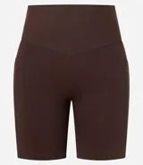 Bermuda deportiva color verde agua, de calce ajustado, con cintura ancha y confeccionada en poliamida.