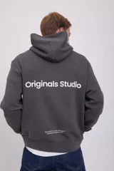 Hoodie gris oscuro con capucha, de manga larga y corte relajado. Tiene un bolsillo tipo canguro en la parte delantera y un estampado con letras en la espalda.