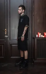 Remera negra de algodón con cuello redondo y calce oversize. Estampa sublimada con diseño inspirado en el arcano mayor del tarot 'El Loco' y logo de la marca.