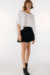 Blusa negra de lino con mangas anchas y corte crop.