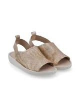 Sandalia gris con textura, faja ancha, suela blanca estilo sporty y elástico trasero.