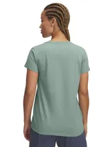 Remera deportiva Under Armour color fucsia con logo blanco estampado en el frente.