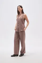 Chaleco sin mangas de viscosa color marrón topo, con escote en V profundo y cierre frontal de botones oscuros.