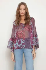 Blusa estampada con cuello redondo y mangas largas acampanadas.