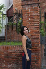 Top negro de cuero sintético con escote halter y espalda descubierta.