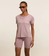 Remera deportiva de viscosa color lila, con cuello en pico, mangas cortas y estampado "Boston" en el pecho.