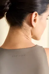 Top deportivo color visón de microfibra lisa y texturizada, con tazas removibles y sujeción media.