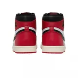 Zapatillas deportivas de caña alta Air Jordan 1 Retro Hi, con diseño en bloques de color blanco, negro y rojo.