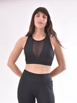 Top deportivo negro con escote halter y panel de malla transparente en el centro.