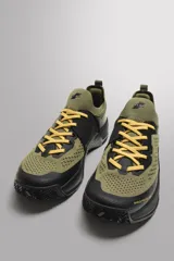 Zapatilla deportiva blanca para uso diario y entrenamiento deportivo. Parte superior fabricada en tejido de punto transpirable. Zona de puntera y talón recubiertas de material Shield Protect Max que protege de la abrasión. Ajuste mediante cordones. Tirador en la parte posterior para facilitar el calce. Plantilla interior OrthoLite® extraíble. Entresuela con tecnología Stabi-pro que garantiza estabilidad y confort. Suela de goma.