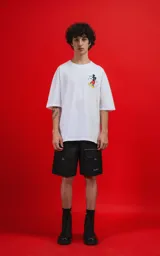 Remera oversize de algodón premium color blanco, con cuello redondo y manga corta. Presenta un pequeño estampado del personaje Mickey Mouse en el lado izquierdo del pecho.