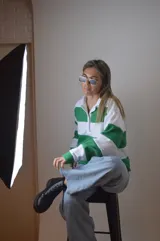 Sweater de rayas verde y blanco, con diseño de cuadros y cuello redondo.