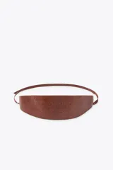 Cinturón tipo fajín de cuero color marrón con detalle de flores labradas. Cierre ajustable con lazada en el mismo material.