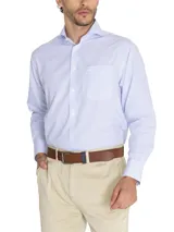 Camisa celeste a rayas verticales, de corte regular fit, con cuello italiano, manga larga y bolsillo en el pecho con logo bordado.