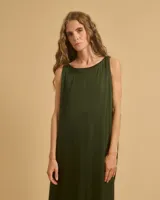 Vestido largo verde militar, de corte suelto y sin mangas.
