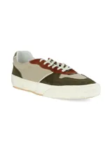 Zapatillas deportivas de cuero color beige, con detalles en marrón y verde.