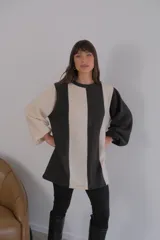 Buzo de mangas largas con diseño de bloques de color en marrón, gris y beige.