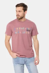 Remera de manga corta color ladrillo con cuello redondo y estampado frontal con diseño de remos y texto "Legacy Established 1972".