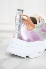 Zapatillas deportivas con exterior metalizado en tonos rosa, dorado y plateado. Cordones blancos y suela chunky blanca.
