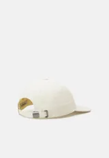 Gorra de béisbol color crema con logo Carhartt WIP bordado en celeste en el frente. Tiene visera curva y correa ajustable en la parte trasera.