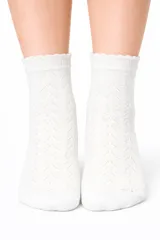 Medias blancas de algodón con diseño calado en patrón de espiga y borde superior festoneado.