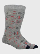Par de calcetines largos de algodón gris jaspeado con estampados temáticos de química y laboratorio en tinta negra y roja. Cada calcetín tiene un diseño diferente.