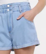 Short de jean celeste, modelo baggy, con cintura elástica, bolsillos delanteros y traseros y ruedo doblado.