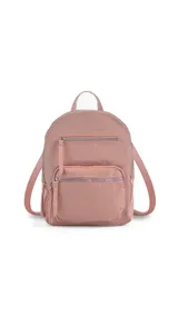 Mochila color beige de tafeta con doble apertura superior con cierre y tiradores metálicos. Incluye bolsillos internos, tres bolsillos con cierre metálico al frente y uno posterior. Asa corta de mano y correas para la espalda regulables.