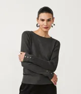 Suéter de punto color verde, con cuello barco, mangas largas y textura acanalada.