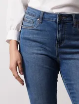 Jean elastizado de tiro alto, marca One Five One. Modelo skinny al tobillo, con pretina con pasadores, cierre y botón metálico. Tres bolsillos delanteros y dos traseros.