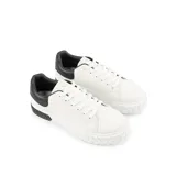 Zapatillas urbanas blancas de cuero sintético, con cordones blancos y suela de goma con diseño en zigzag. Detalle en cuero sintético negro en el talón.