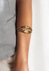 Brazalete rígido de bronce y alpaca maciza, con diseño orgánico irregular.