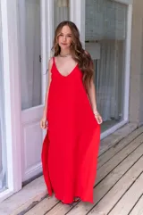 Vestido largo rojo de muselina con rayado de lino, corte suelto y breteles finos.