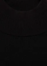 Jersey negro de punto fino con cuello alto, diseño oversize y manga larga.