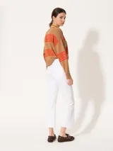 Pantalón de jean blanco de corte cropped, al tobillo y tiro medio.