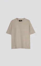 Remerón color beige de corte extra oversize con hombros caídos, cuello redondo y doble costura al tono.