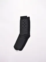 Pack de dos pares de medias de vestir para hombre: un par color gris oscuro con diseño de rombos y otro par color negro liso.