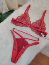 Conjunto de lencería rojo de encaje, compuesto por un bralette con breteles regulables y una tanga colaless con doble tira regulable a la cintura y entrepierna de algodón.