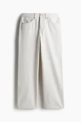Pantalón de jean color crudo, de tiro alto, corte recto y relaxed fit.