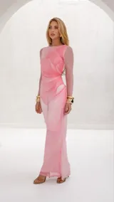 Vestido largo de fiesta color rosa con estampado abstracto, mangas largas de tul y falda con abertura lateral.