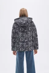 Campera puffer con capucha y estampado animal print en tonos grises y negros.