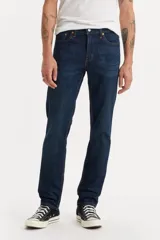 Pantalón de jean azul oscuro, corte slim fit, marca Levi's.