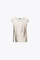Camiseta dorada de cuello redondo y manga corta, con tejido metalizado.
