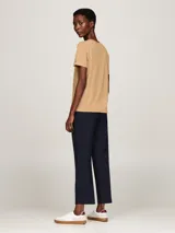 Remera color beige con logo de Tommy Hilfiger estampado en el pecho, corte clásico y cuello redondo.
