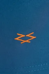 Short de baño azul con cordón naranja en la cintura.